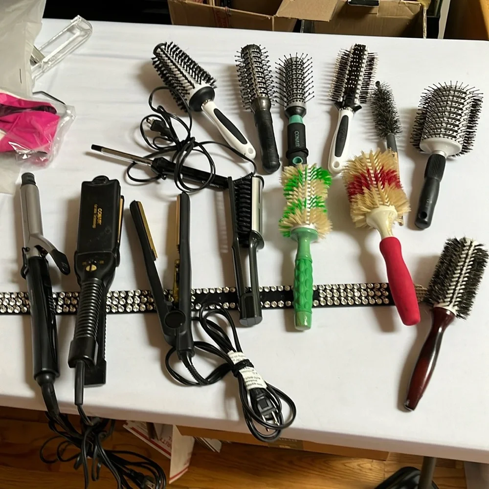 CURLMASTER ,REVLON,CONAIR various size blow out brushes , round and vent 7 total